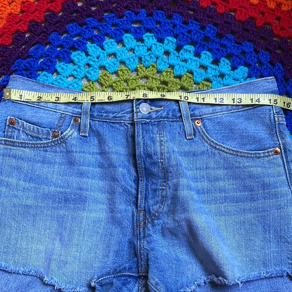 Levis 501 Jean shorts - Picture 5 of 11